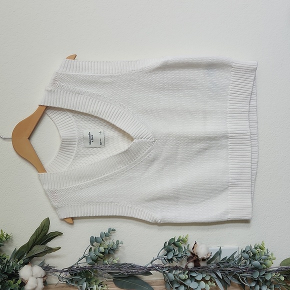 Abercrombie & Fitch Tops - Abercrombie knitted vest size small